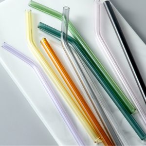 Įvairių spalvų stikliniai šiaudeliai